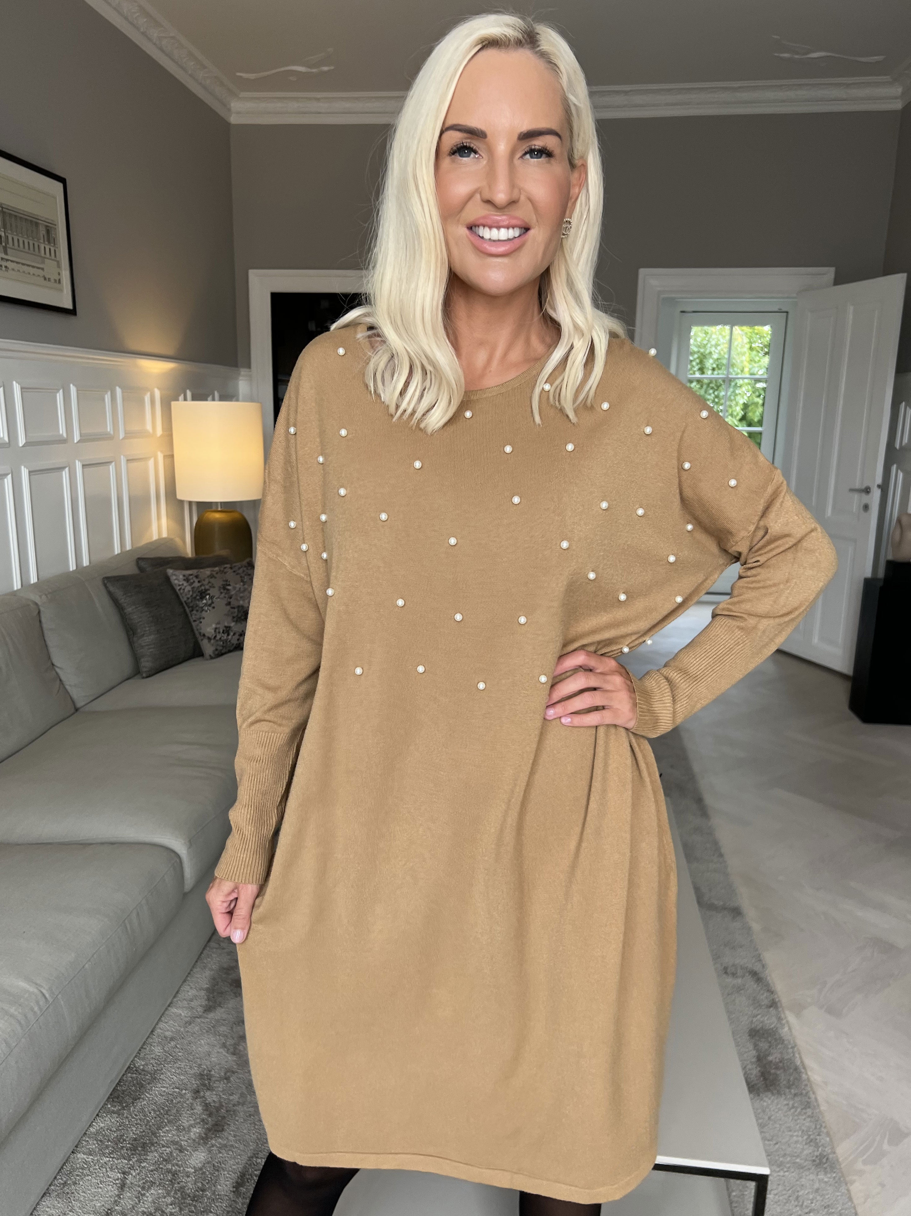 Stefania - Bekväm stickad klänning utsmyckad med pärlor